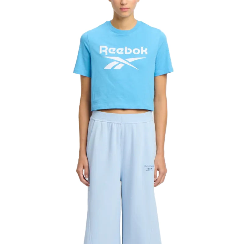 تي شيرت قصير بشعار هوية كبير