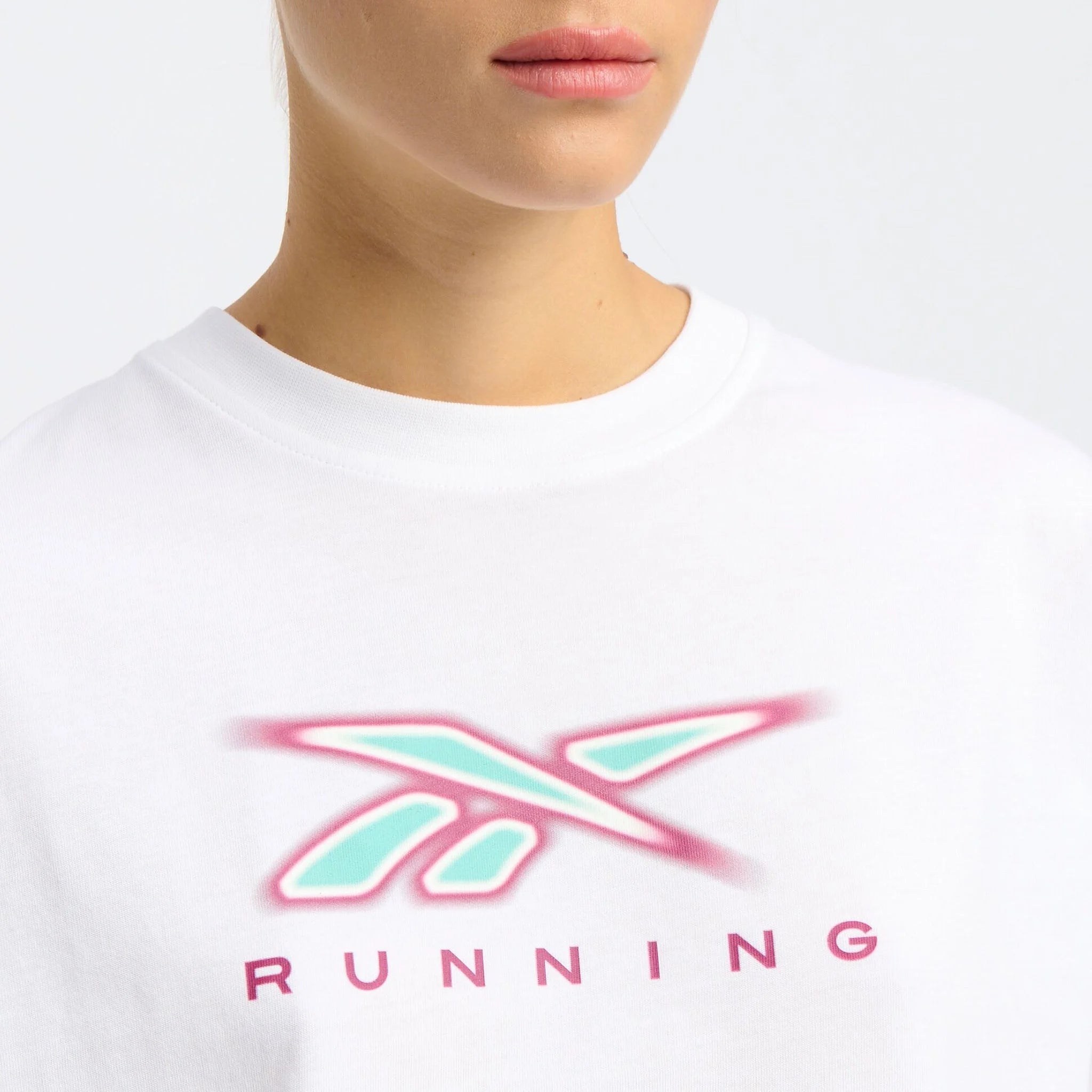 تي شيرت الجري بسلسلة جرافيكية