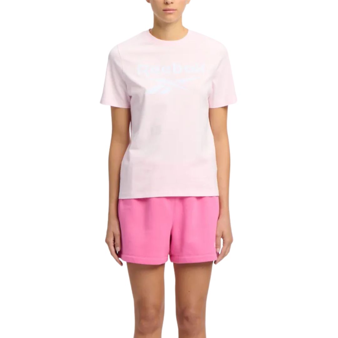 تي شيرت بشعار هوية كبير