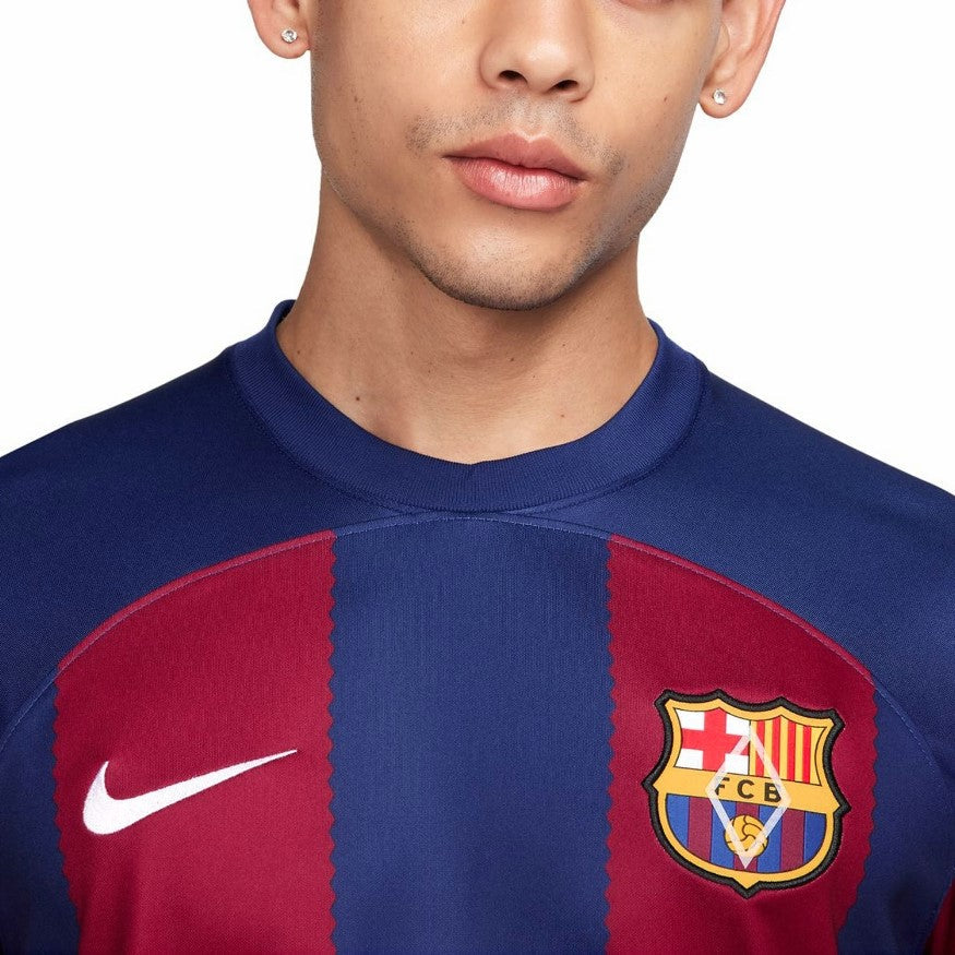 تيشيرت بأكمام طويلة فى سى برشلونة 23/24