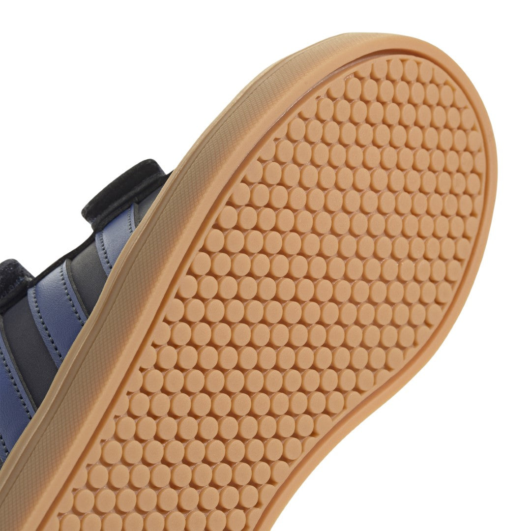 حذاء للاستخدام اليومي في اس بيس 2.0