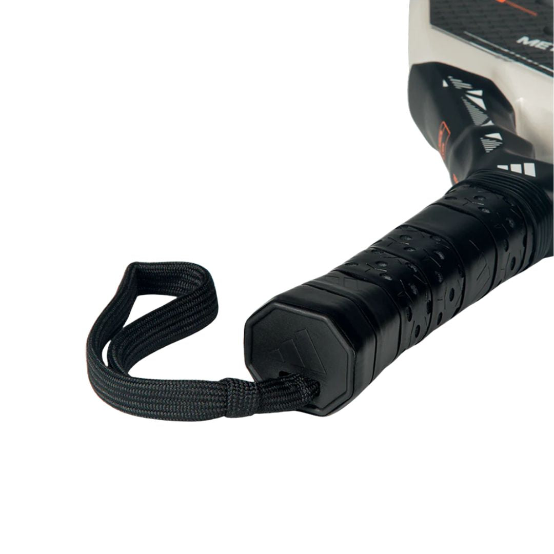 مضرب ميتالبون كاربون كنترول 2026