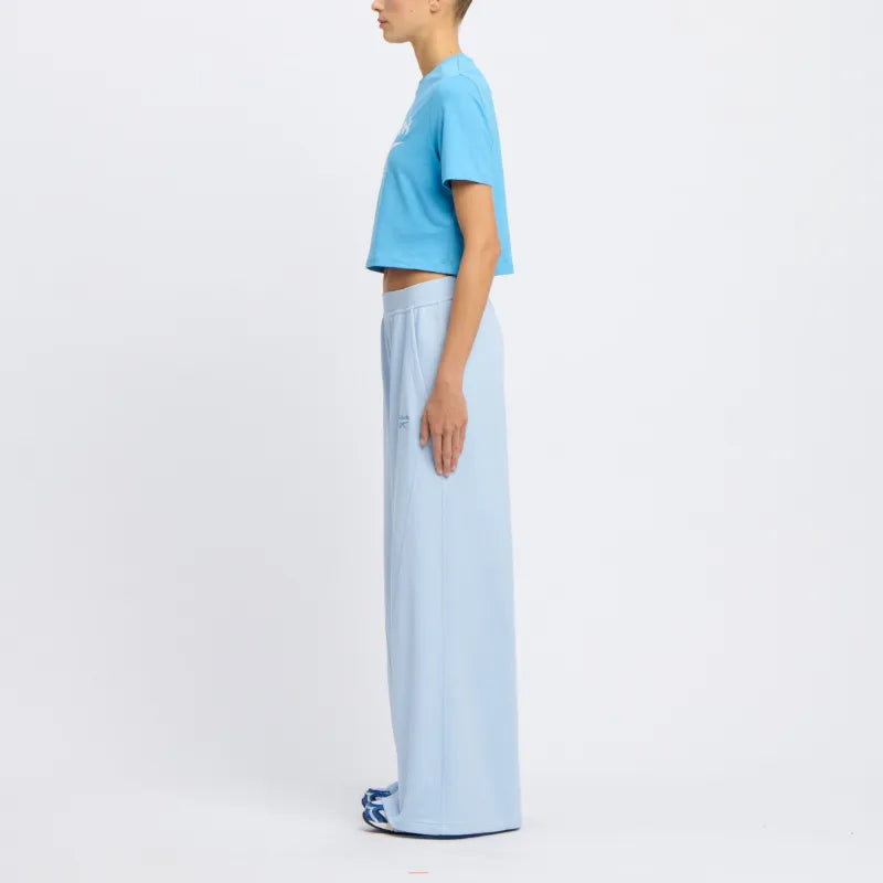 تي شيرت قصير بشعار هوية كبير