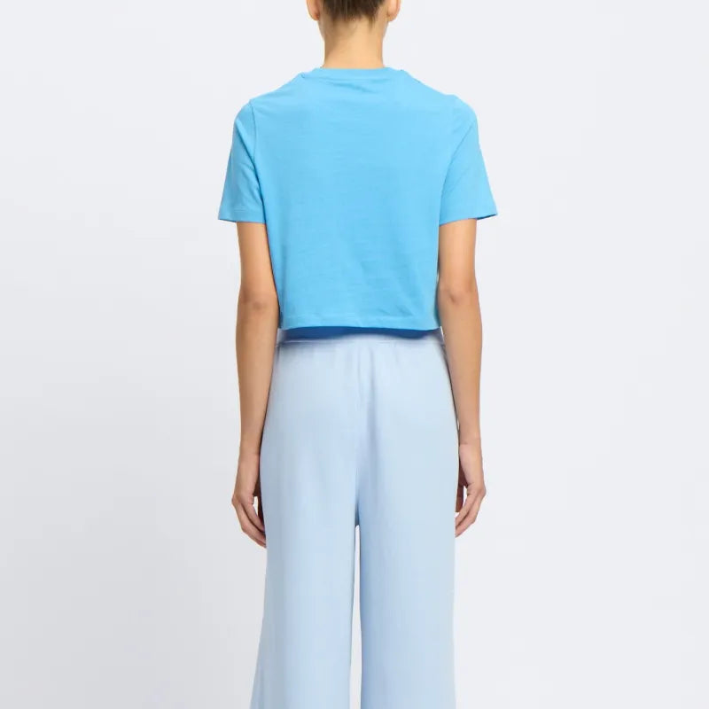 تي شيرت قصير بشعار هوية كبير