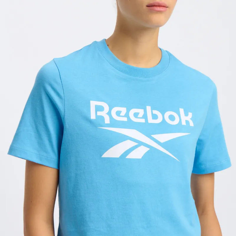 تي شيرت قصير بشعار هوية كبير