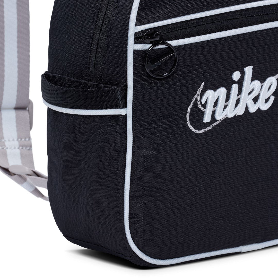 Nike フューチュラ365 ミニバックパック / ブラック FQ5559-011 Nike Sportswear Futura 365 Mini Backpack (6L) Black