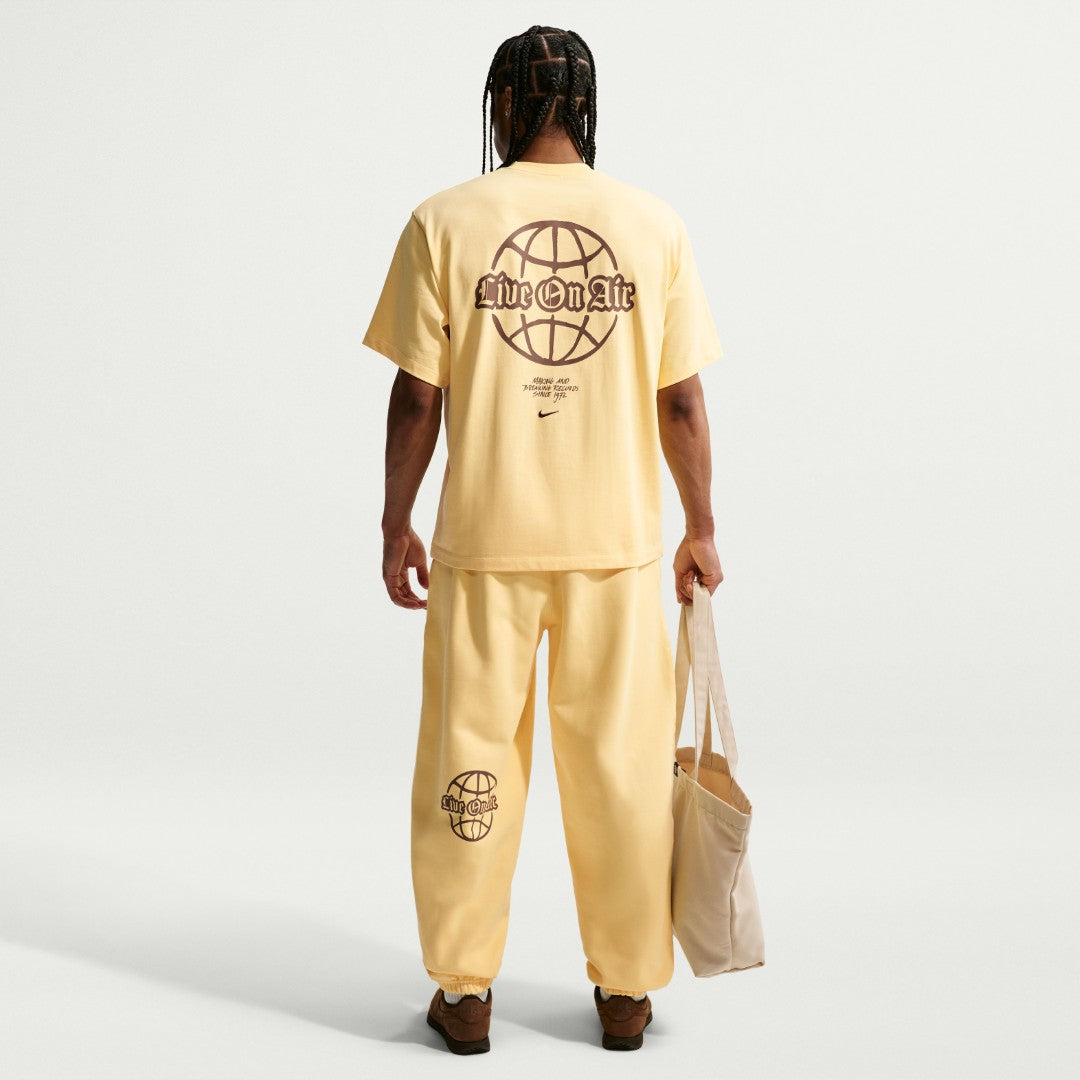 Solo Swoosh Graphic T-Shirt