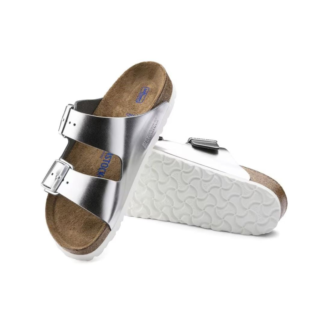 シューズ・サンダルその他 BIRKENSTOCK Woman Flat sandals Silver 1005961 Sandals BIRKENSTOCK 1005961 Arizona Metallic Silver