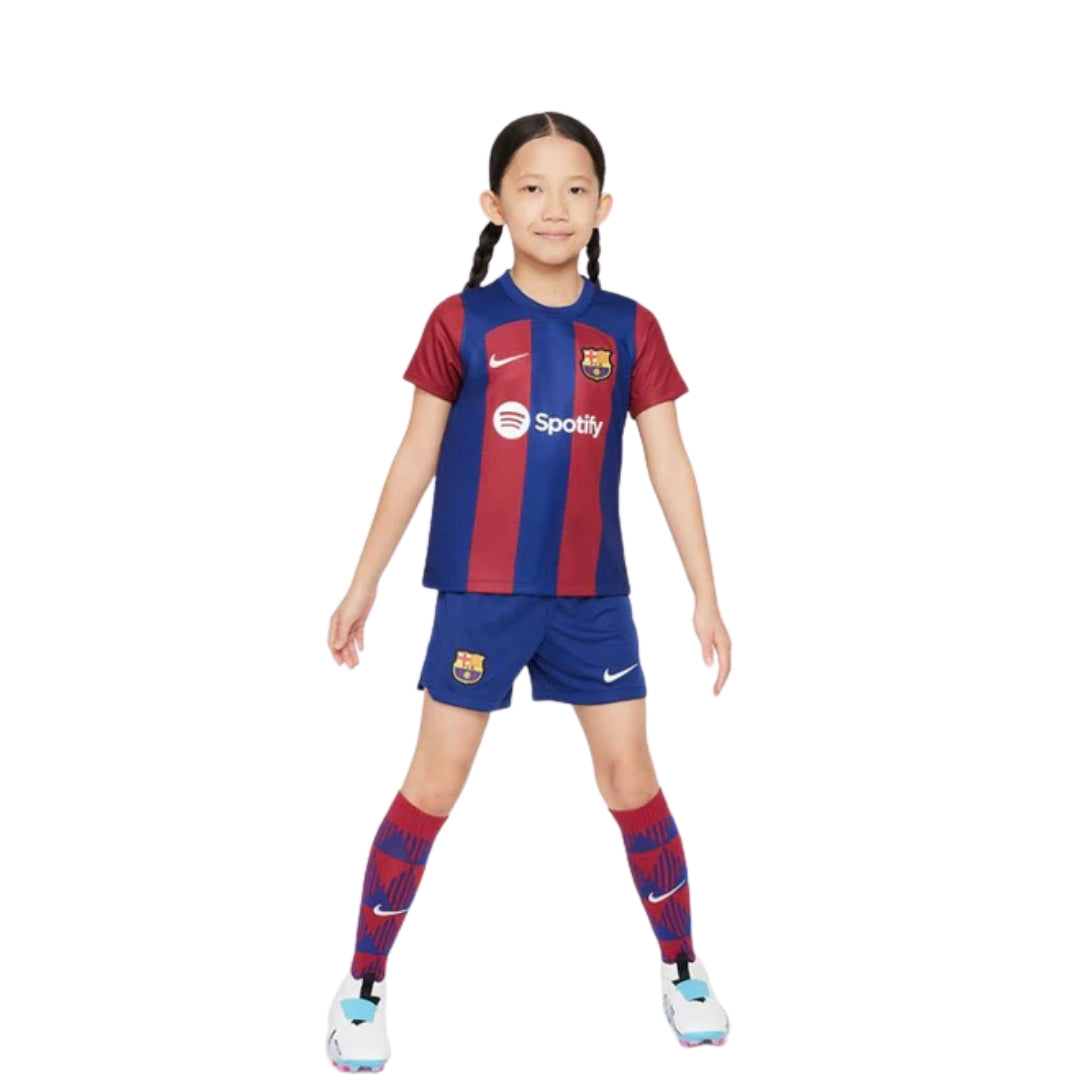 طقم برشلونة الأساسي 2023–24
