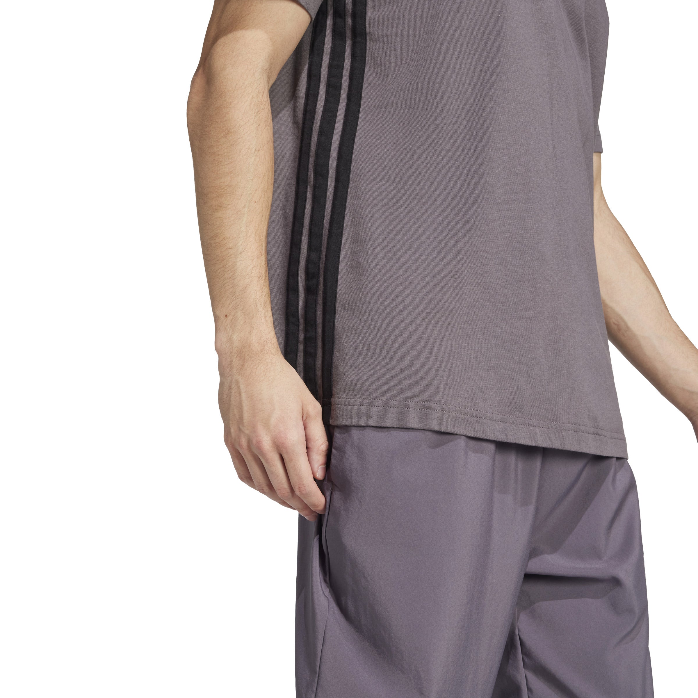 تيشيرت اسينشالز بثلاث خطوط